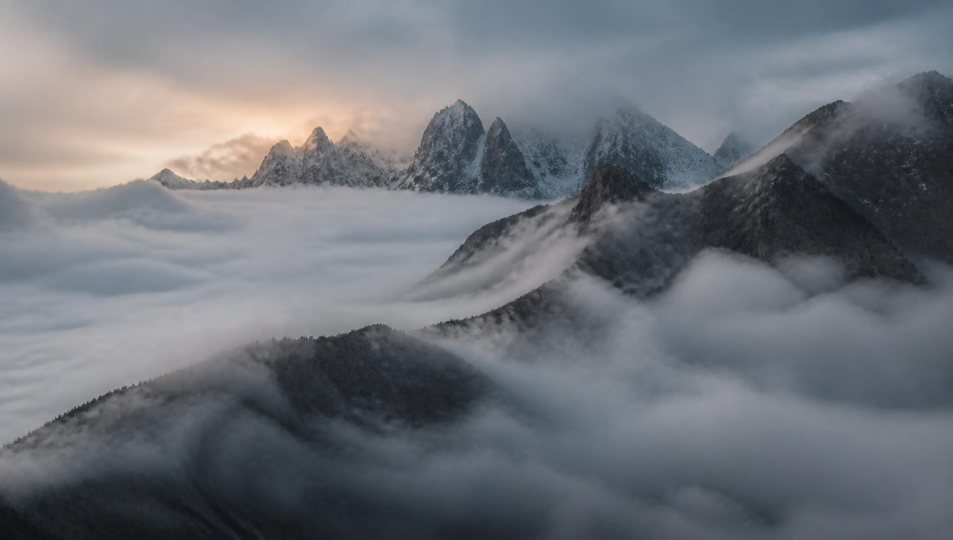 Nebelverhangene Alpen bei Tagesanbruch — Kunstfotografie von Lois Auer
