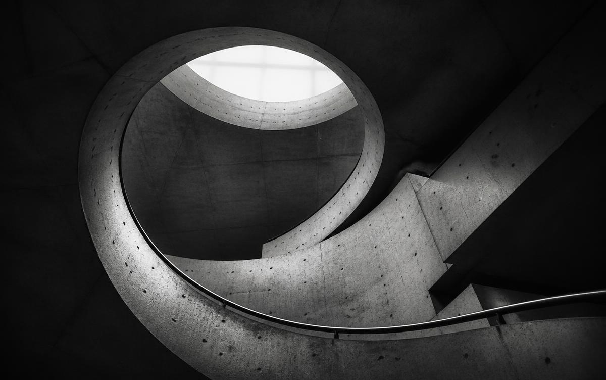 Vatikanische Geometrie — monumentale Wendeltreppe in Schwarz-Weiß